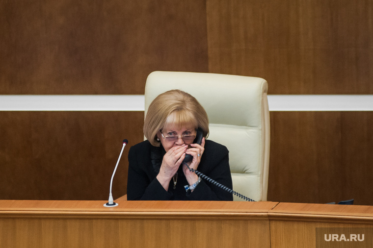Людмила Бабушкина предполчитает решать вопросы в телефонном режиме, постоянно требуя помощи исполнительной власти