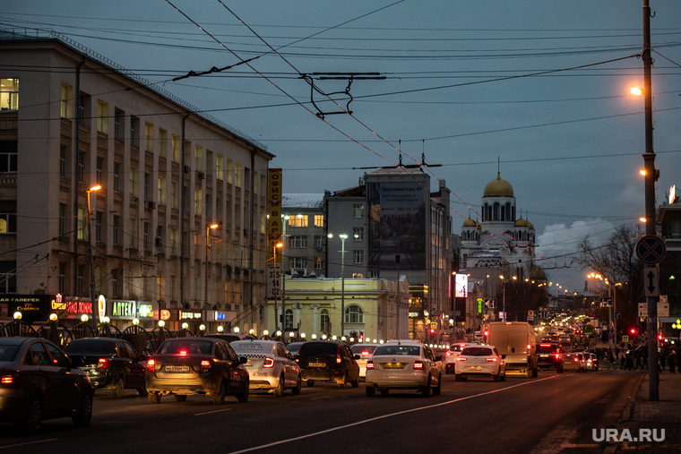 Сейчас центральные улицы Екатеринбурга выглядят так — без каких-либо намеков на украшения