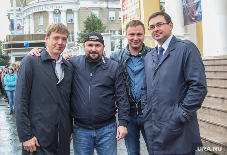 Сергей Ширяев (второй справа) не раз помогал кандидатам на выборах в Зауралье