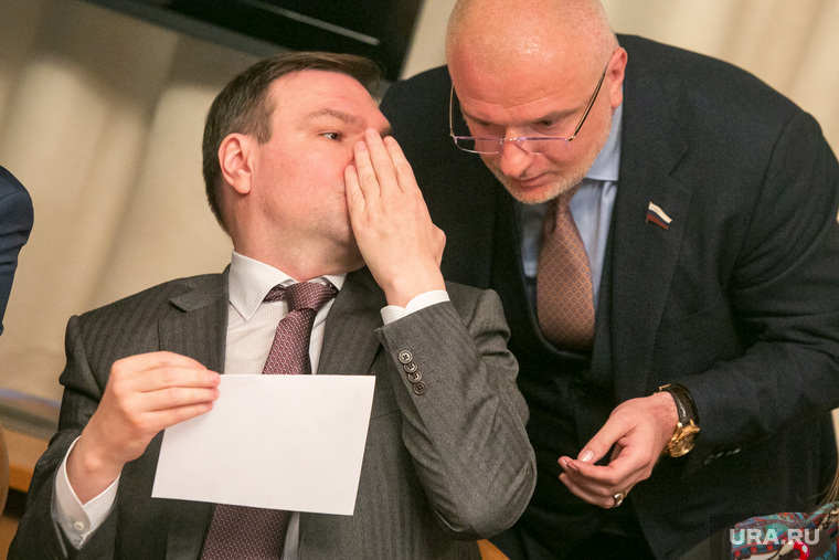 Депутат Леонид Левин и сенатор Андрей Клишас успевали обмениваться тайнами даже на заседаниях
