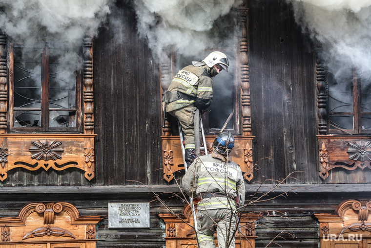 Тушение пожара в историческом здании по улице Дзержинского, 34. Причиной возгорания стало неосторожное обращение с огнем