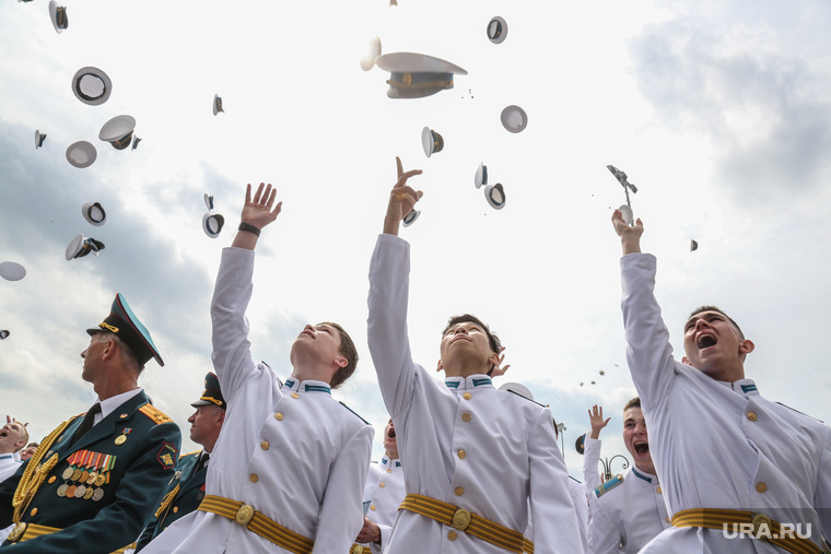 Курсанты на выпускном в Тюменском кадетском президентском училище.