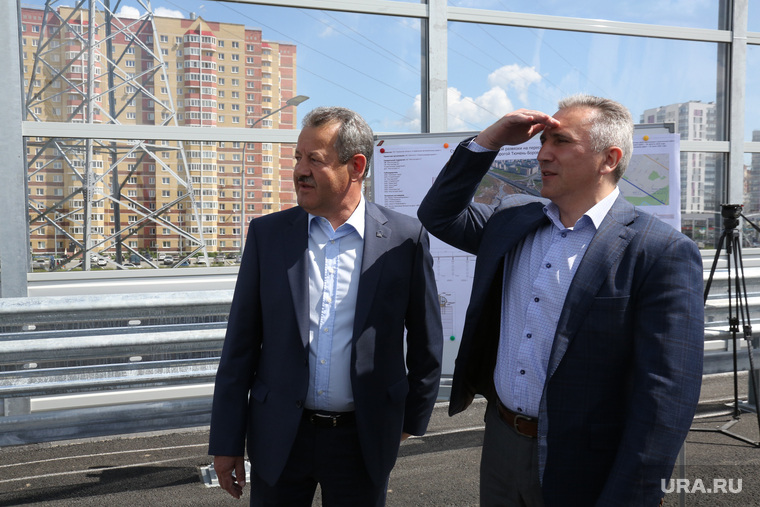 Гендиректор компании «Мостострой-11» Николай Руссу показывает губернатору Тюменской области Александру Моору новую дорожную развязку