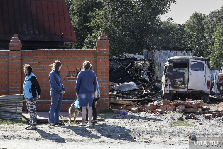 Взрыв в жилом доме по улице Набережной в посёлке Боровском. На месте работают МЧС и следственная группа. При пожаре, возникшем после взрыва, погибли мужчина и ребенок