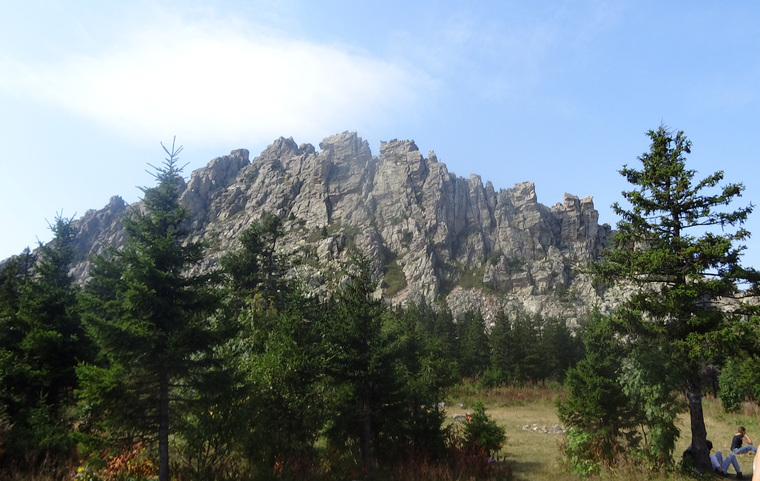 Самой древней на планете считается гора Карандаш в горном массиве Таганай (на фото). Денежкин камень идеально вписывается в проект «Великий Уральский путь», который должен объединить весь Урал