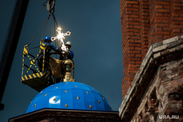 Подъем главок с крестами башни Успенского собора в Екатеринбурге