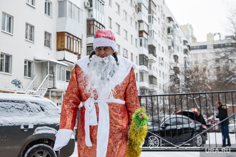Мэр Екатеринбурга в костюме Деда Мороза поздравил горожан с Новым годом