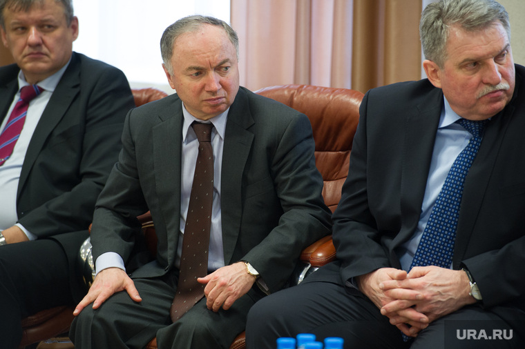 В приватных беседах в кабинетах уже после митингов Валерий Ананьев (на фото в центре) утверждал, что не знал о подозрениях в адрес компании, поскольку сам очень мало времени проводит в Екатеринбурге