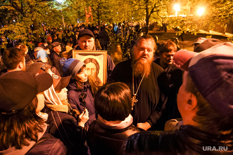 Отец Максим (Миняйло) выходил в сквер к протестующим каждый день
