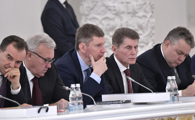 Губернатор Пермского края Максим Решетников (в центре) был особенно внимателен