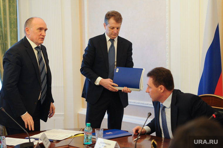 Цуканов утверждает, что единственным чиновником, которого он уволил из полпредства был Виктор Гузь (по центру на фото)