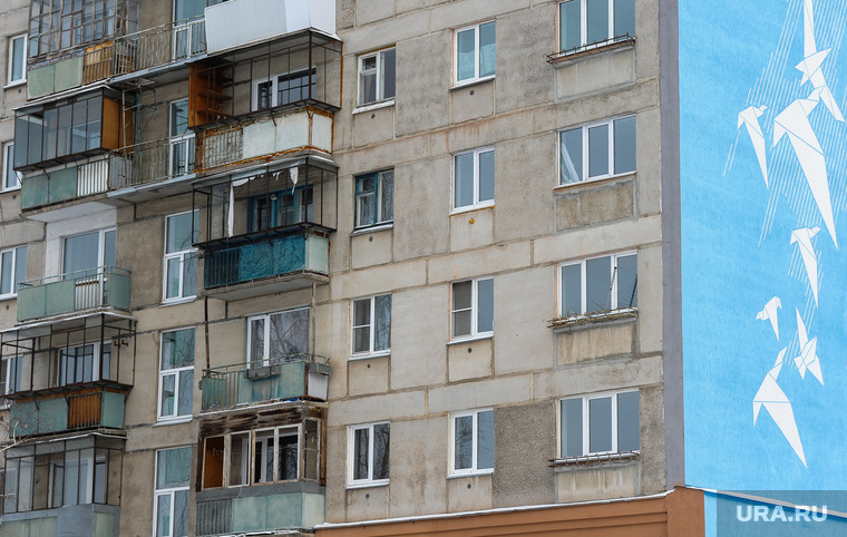 В шестом подъезде до сих пор выбиты стекла на балконах, в оставленных жильцами квартирах на окнах нет штор