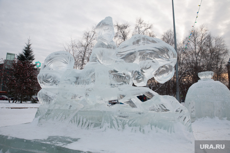 Сказочные ледовые скульптуры мастерам пришлось переделать после открытия городка из-за недовольства жителей