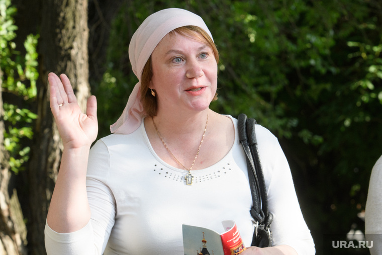 Православной активистке Оксане Ивановой не понравился крест на Уралмаше