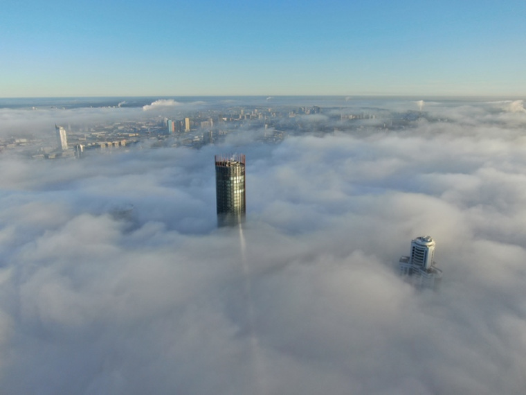 Синоптики считают, что сильный ветер рассеет туман, повисший над Екатеринбургом под Рождество, а также разнесет запах гари с окраины города в центральную его часть