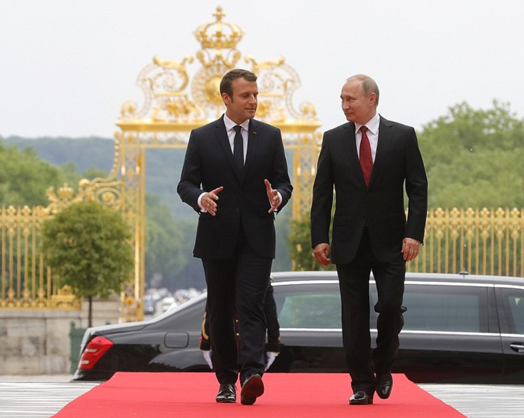 Президент Франции Эммануэль Макрон (слева) берет пример с российского президента
