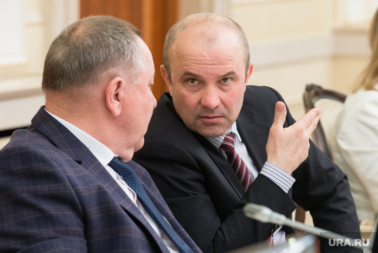 Депутат Режа Евгений Сурнин (на фото справа) утверждал, что его на момент драки не было в городе, а настоящий преступник раскаялся и добровольно сдался