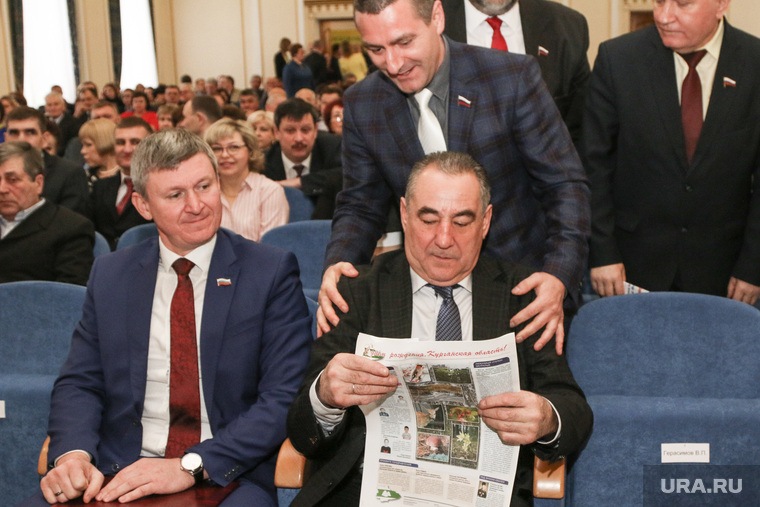 Первый губернатор Курганской области Олег Богомолов (справа внизу) в первый срок столкнулся с думой, которая была оппозиционно настроена