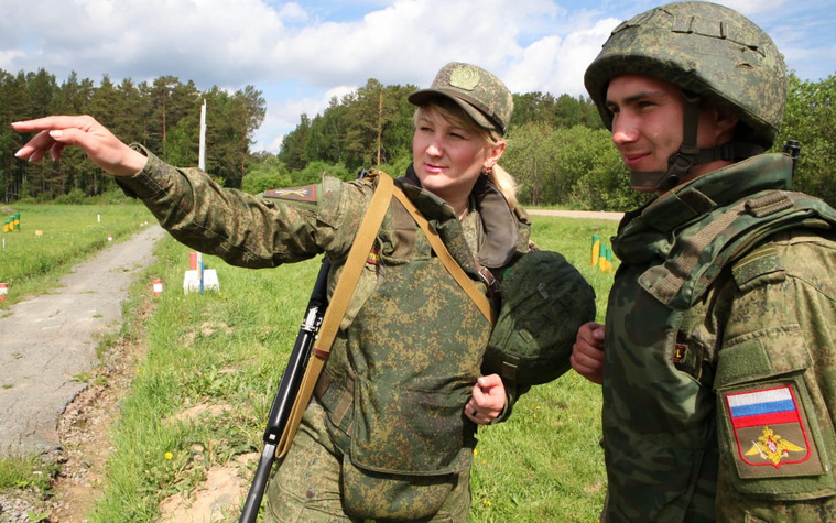 Ольга Прохорова всегда выезжает на полигон вместе с солдатами