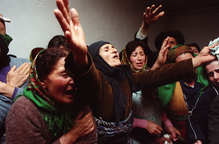 Агдам. Женщины плачут после обстрела города