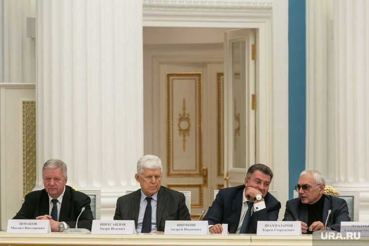 Карен Шахназаров (крайний справа) предложил в Конституции признать, что РФ — продолжение Российской империи и СССР