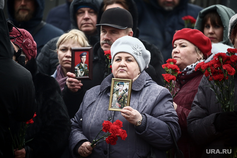 На церемонию в Пскове приехали родственники погибших солдат