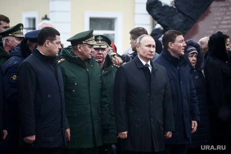 Владимира Путина сопровождали министр обороны Сергей Шойгу и зампредседателя Совфеда Андрей Турчак