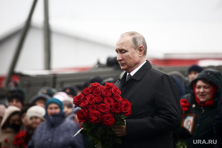 Владимир Путин возложил цветы к мемориалу десантникам