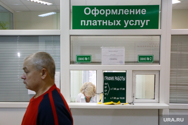 Россиянам приходится доплачивать за лечение из своего кармана, считает Александр Эдигер