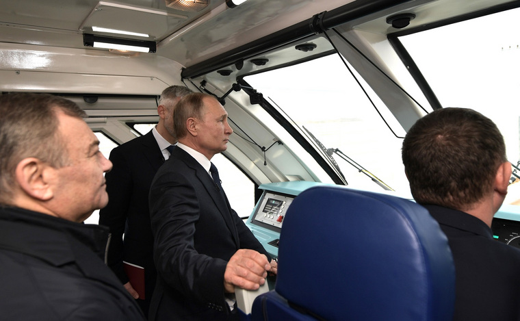 В 2019 Владимир Путин открыл железнодорожную часть Крымского моста, а сегодня поблагодарил его строителей