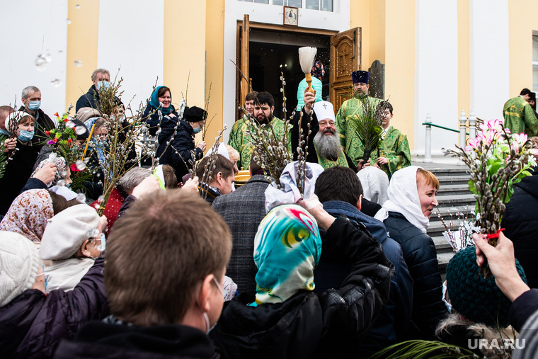 Уральцы пришли в Вербное воскресенье в храмы несмотря на ограничения