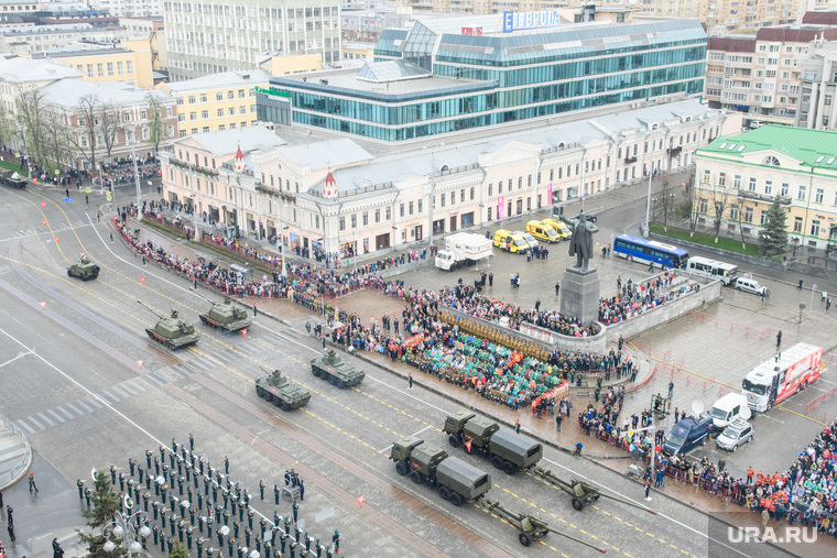 Парад в Екатеринбурге масштабен, но в Верхней Пышме он по-настоящему народный