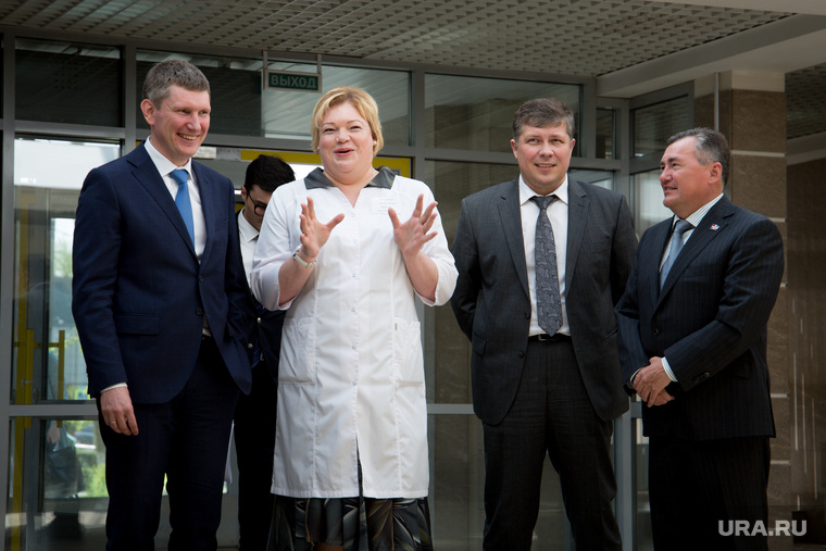 Оксана Мелехова стала министром здравоохранения Пермского края вместо Дмитрия Матвеева (второй справа) при экс-губернаторе Максиме Решетникове (слева)