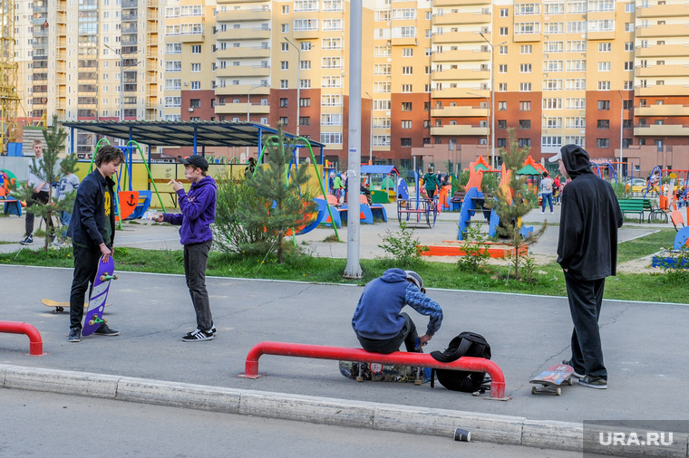 На детских площадках в Челябинске толпы детей. Как до эпидемии
