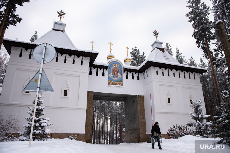 Вход в Среднеуральский женский монастырь, созданный отцом Сергием