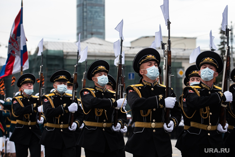 В этом году маски наденут даже участники парада Победы