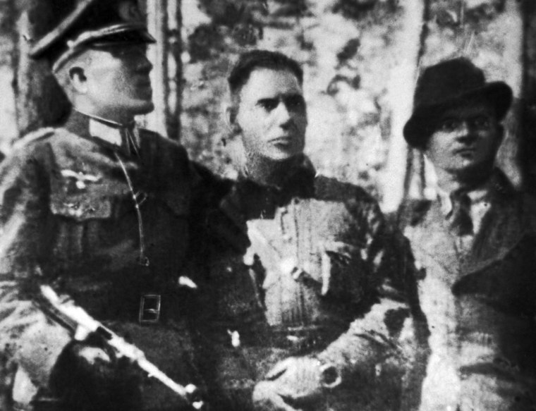 Николай Кузнецов (слева) в форме немецкого офицера