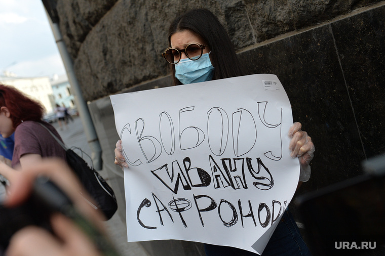 Журналистов задерживали на одиночных пикетах в поддержку Сафронова