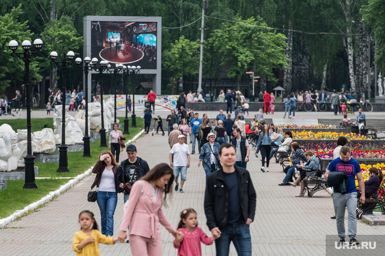 Горожане перестали соблюдать самоизоляцию и массово пошли на улицу