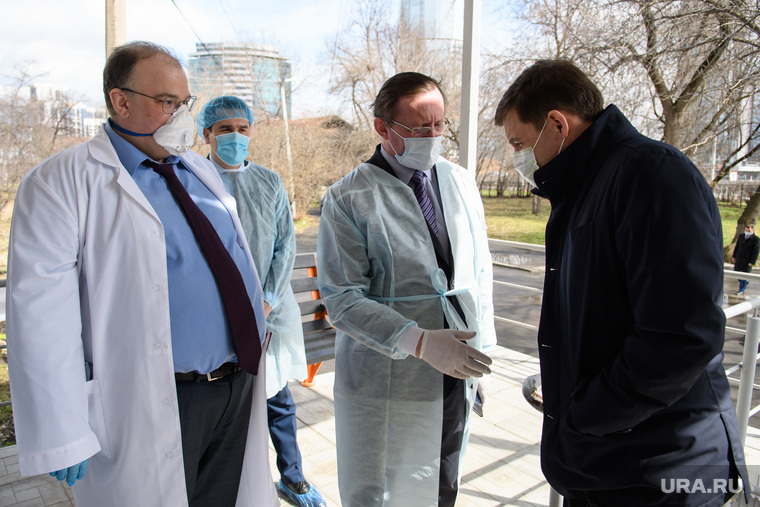 Евгению Куйвашеву (справа) придется найти замену министру здравоохранения