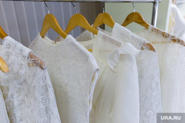 Будущие невесты столкнулись с проблемой поиска наряда на свадьбу — большинство специализированных магазинов оказались закрытыми