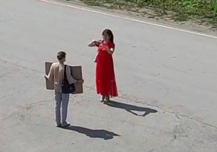 Наталья Крылова лично снимает видеоролик с участником пикета