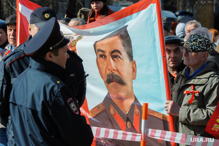 Конфликт с КПРФ из-за портрета Иосифа Сталина развязала «Справедливая Россия»