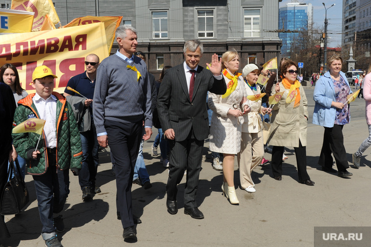 Партия Валерия Гартунга (машет рукой) впервые получила «портфель» в ЗСО, председателем комитета станет Василий Швецов (слева от Гартунга)