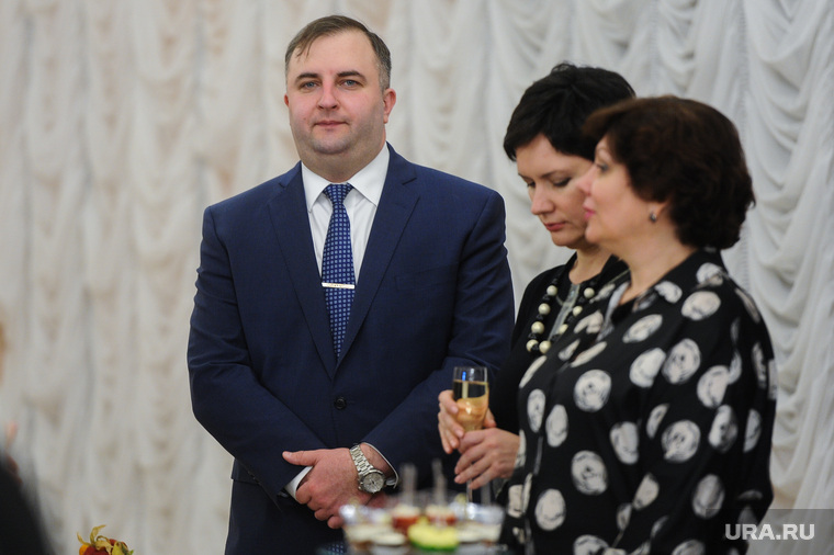 Олег Гербер подождет, пока ему уступят мандат, после чего возглавит бывший комитет Марины Поддубной (справа)