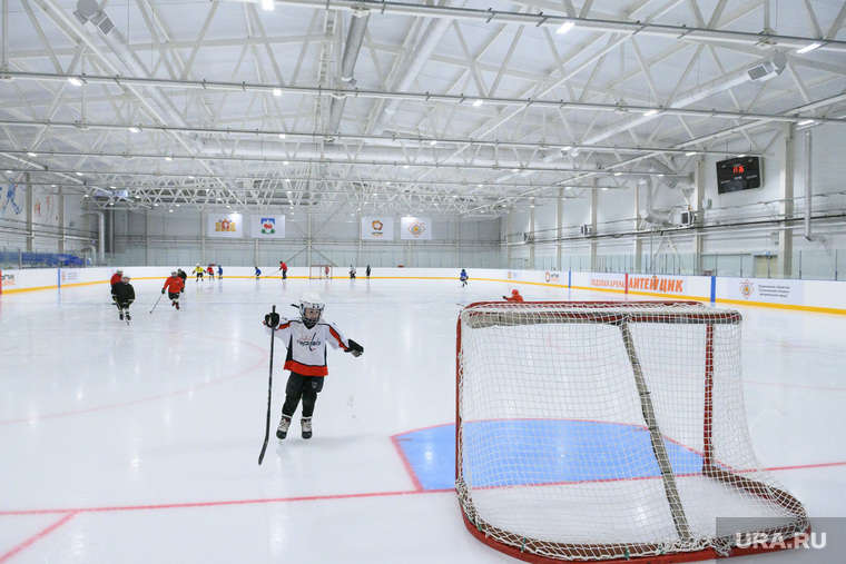 Построенную УГМК ледовую арену уже осваивают юные хоккеисты