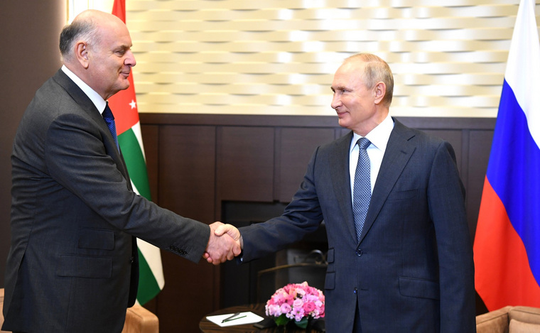 Владимир Путин встретился с коллегой из Абхазии в Сочи