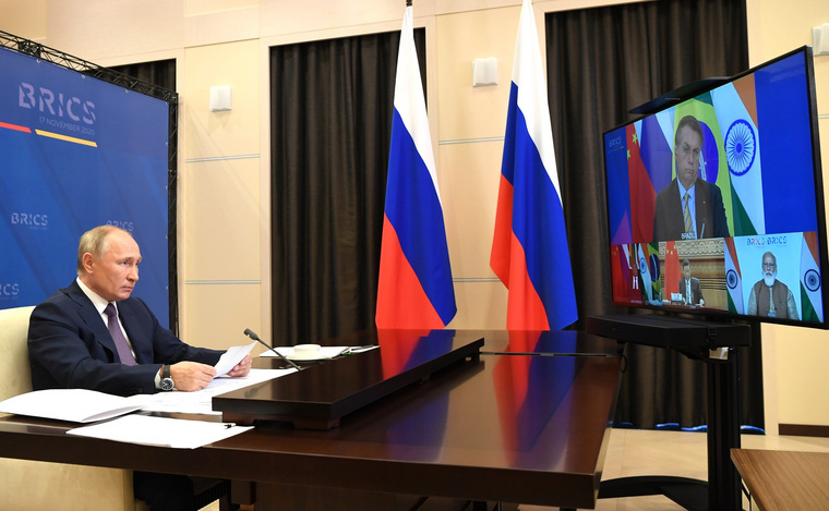 Владимир Путин проводил заседание саммита БРИКС по видеосвязи