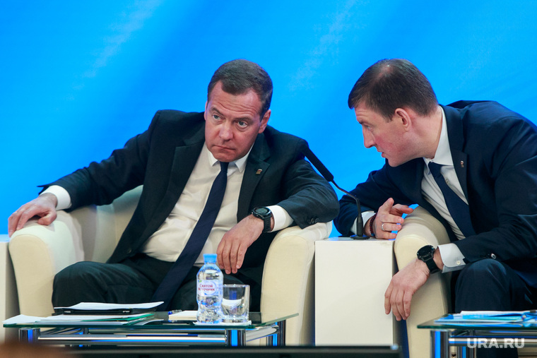Эксперты считают, что если Дмитрий Медведев (слева) сохранит свой аппаратный вес, то и Дмитрий Кобылкин в перспективе может рассчитывать на возвращение в большую политику