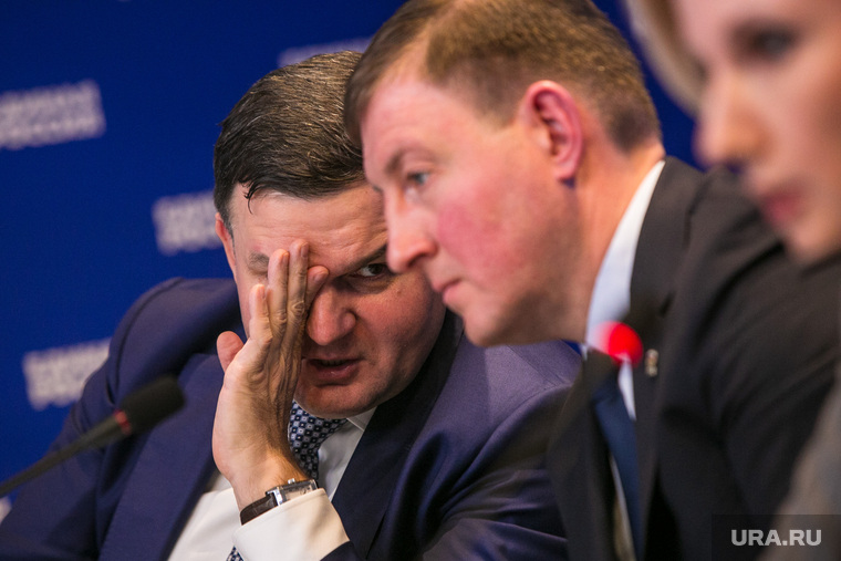 Сергей Перминов (слева) рассказал, что «Единая Россия» ведет консультации по кандидатам в ЦИК